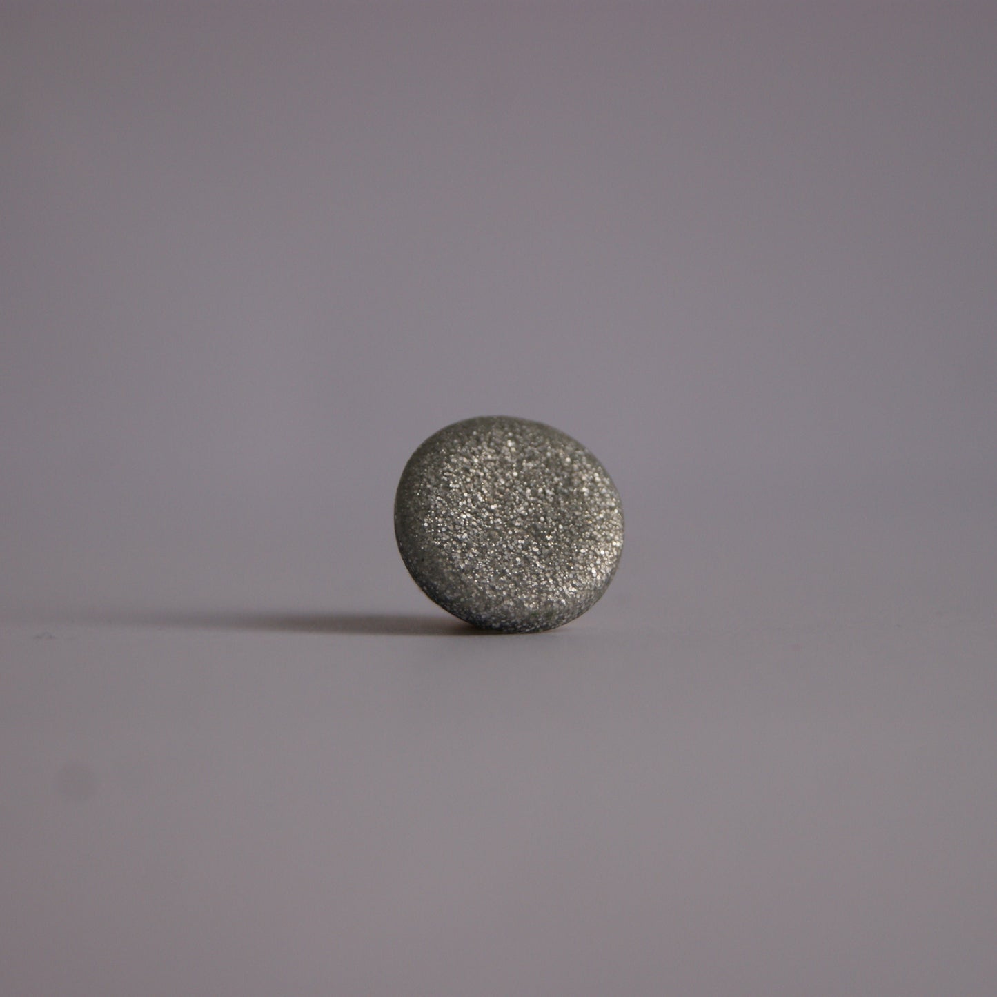 Kavajpin i glittrig silver