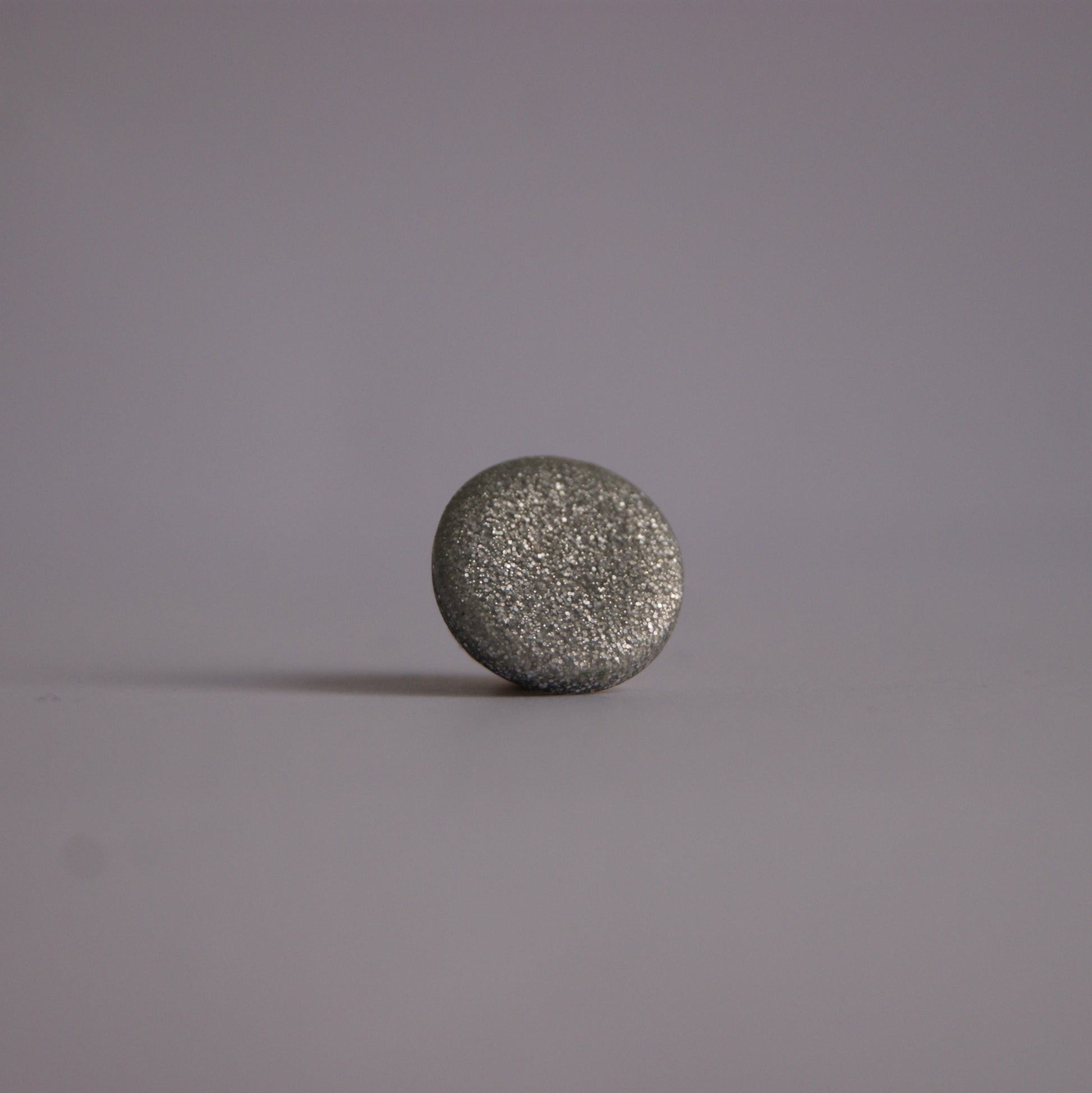 Kavajpin i glittrig silver