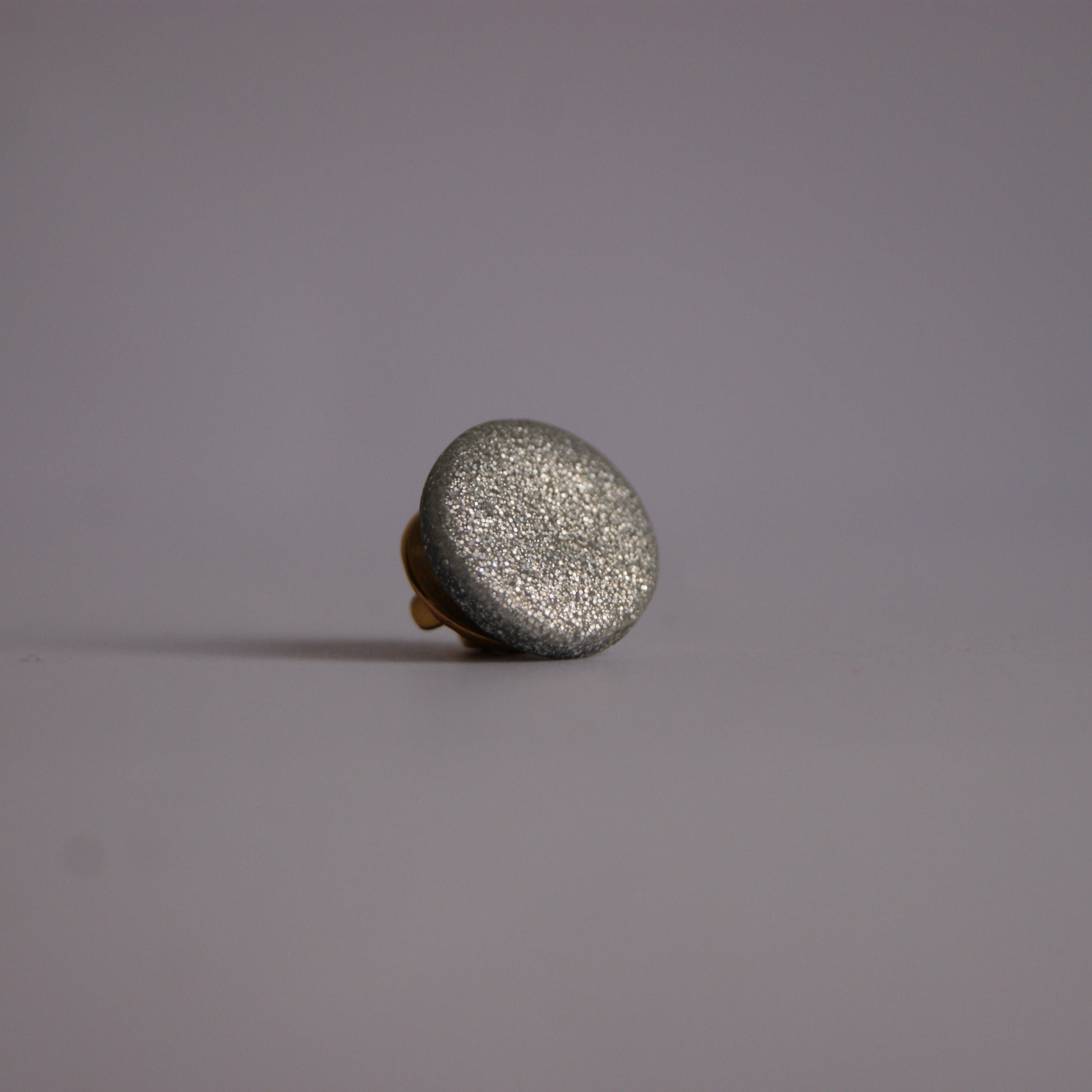 Kavajpin i glittrig silver